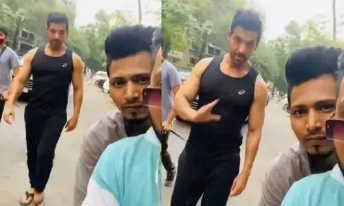 నడిరోడ్డుపై అభిమాని ఫోన్ లాక్కున్న స్టార్ హీరో.. ఒక్కసారిగా షాకైన