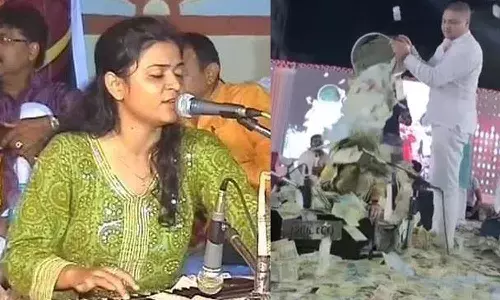 బకెట్లలో డబ్బులు తీసుకుని వచ్చి సింగర్ మీద కురిపించారు