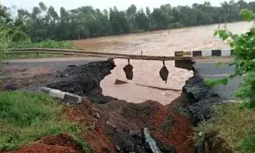 కొవ్వూరు వద్ద తెగిన జాతీయరహదారి.. 5 కిలోమీటర్లు మేర ట్రాఫిక్ జాం