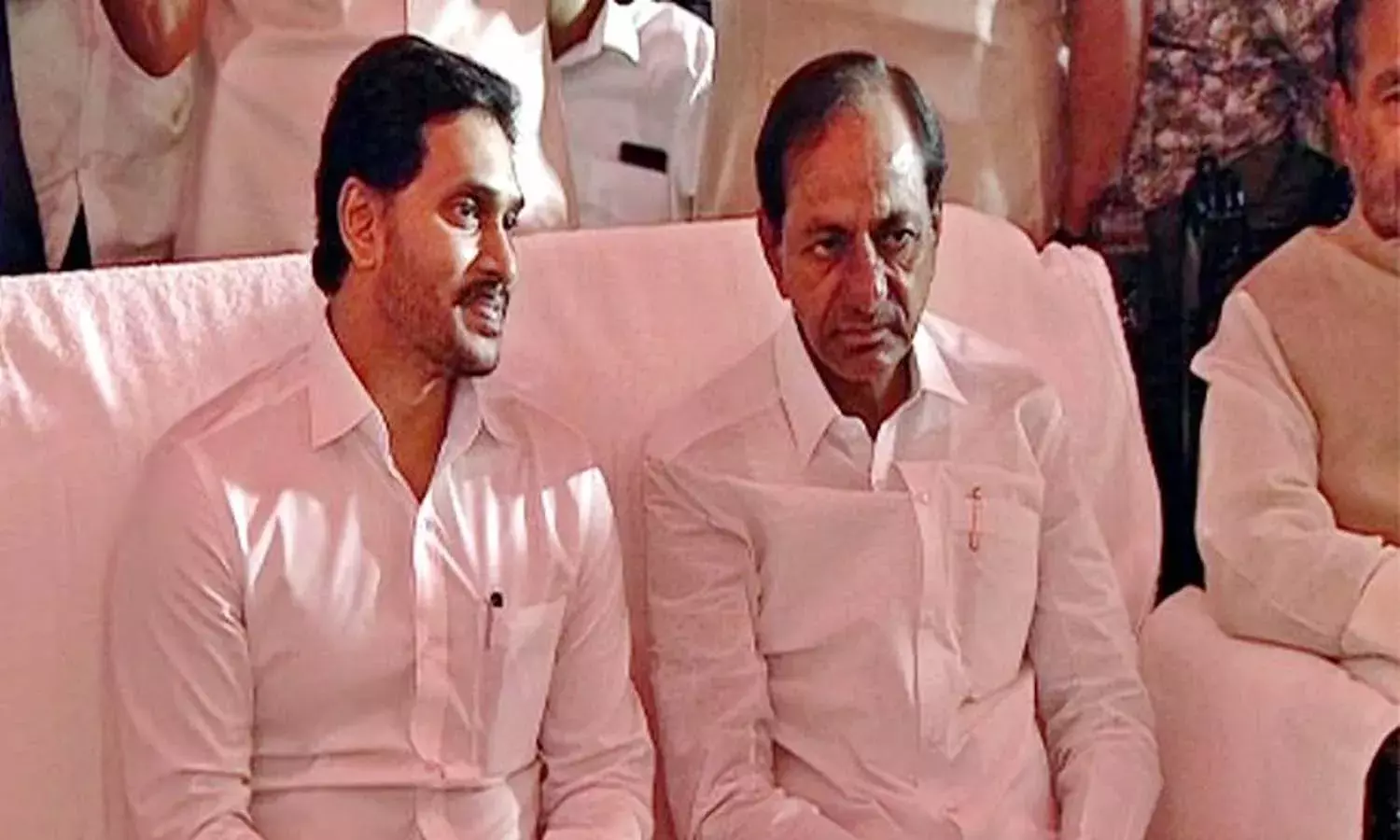 పోచారం మనవరాలి పెళ్లికి హాజరైన కేసీఆర్‌, వైఎస్‌ జగన్‌.!