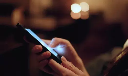 గంటల తరబడి ఫోన్లో మాట్లాడుతున్న భార్య.. తండ్రితో కలిసి భర్త ఏం చేశాడంటే..