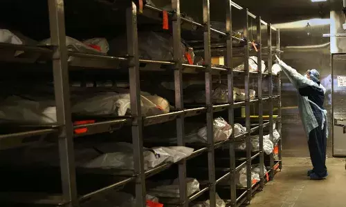 షాకింగ్: చనిపోయాడనుకుని మార్చురీ ఫ్రీజర్ లో మృతదేహాం పెట్టారు.. కానీ తెల్లారేసరికి