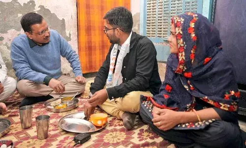 ఆటోవాలా ఆహ్వానం.. ఆటోలోనే ఇంటికి వెళ్లి భోజనం చేసిన సీఎం