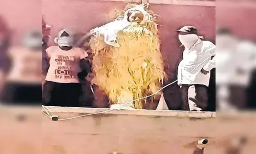 సిద్దిపేట లాల్‌ కమాన్‌పై.. రాత్రికి రాత్రే వెలసిన కేసీఆర్‌ విగ్రహం..!