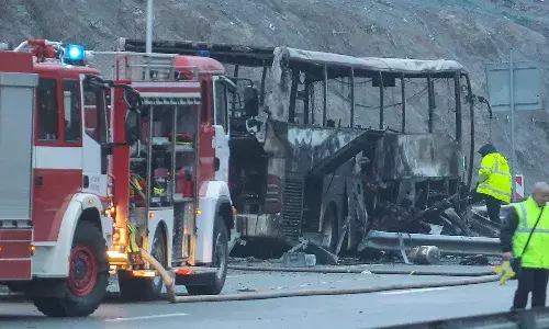 ఘోర ప్ర‌మాదం.. బ‌స్సులో చెల‌రేగిన మంట‌లు.. 45 మంది టూరిస్టులు మృతి