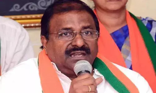 ఉద్యోగుల జీతాలకే మీ దగ్గర డబ్బుల్లేవు.. వికేంద్రీకరణ ఎలా చేస్తారు.? : సోము వీర్రాజు