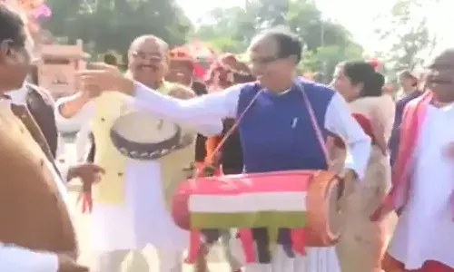 డోలు వాయిస్తూ డ్యాన్స్ చేసిన ముఖ్యమంత్రి.. వీడియో వైరల్.!