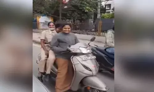 నడిరోడ్డుపై నిలదీశారుగా: మహిళా పోలీసుల్లారా ఎక్కడ హెల్మెట్.. ట్రిపుల్ రైడింగ్ వెళ్ళొచ్చా..?