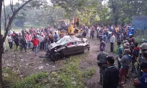 రోడ్డుకు 100 అడుగుల దూరంలో పడ్డ కార్.. ఆ కుటుంబంలో తీరని విషాదం