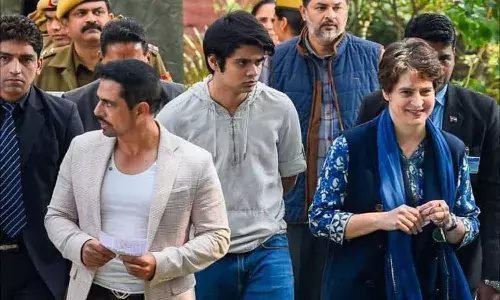 రేపు హైద్రాబాద్కు ప్రియాంక గాంధీ కుటుంబం