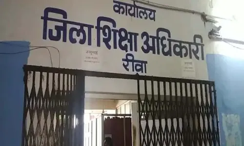 ఉపాధ్యాయుడి సిగ్గుమాలిన చర్య.. 5వ తరగతి విద్యార్థుల వాట్సాప్ గ్రూప్లో అశ్లీల వీడియో లింక్.!