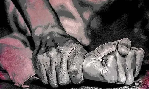 బయటకు వెళ్లిన 13 ఏళ్ల బాలికపై ఇద్దరు అత్యాచారం
