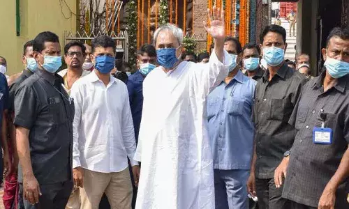 ముఖ్యమంత్రి కాన్వాయ్ పై కోడిగుడ్లతో దాడి