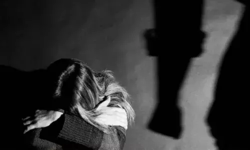 తండ్రి లైంగిక వేధింపులు తాళ‌లేక స్నేహితుల‌కు ఫోన్ చేసిన కూతురు.. ఆ త‌ర్వాత‌..