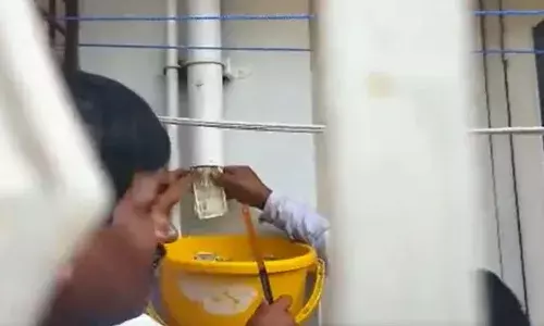 పైపుల్లో లక్షల్లో డబ్బులు.. అడ్డంగా దొరికిపోయారు