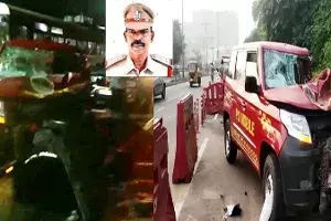 విశాఖలో ఘోర రోడ్డు ప్రమాదం.. విధులు ముగించుకుని ఇంటికి వెలుతుండగా విశాఖలో ఘోర రోడ్డు ప్రమాదం.. విధులు ముగించుకుని ఇంటికి వెలుతుండగా