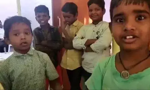 నా పెన్సిల్ ఎత్తుకుపోయిండు.. కేసు పెట్టండి.. పోలీస్ స్టేషన్ మెట్లెక్కిన బుడ్డోడు.. వీడియో వైరల్.!