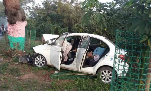 చెట్టును ఢీ కొన్న కారు.. న‌లుగురు దుర్మ‌ర‌ణం