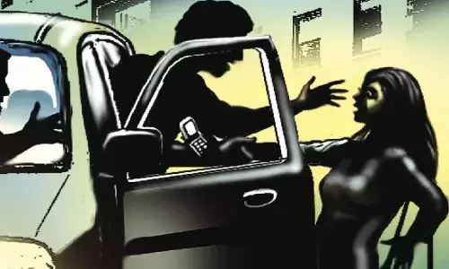 ఫేస్బుక్ పరిచయం.. ఎస్సై పరీక్ష రాసి తిరిగి వస్తున్న యువతిపై