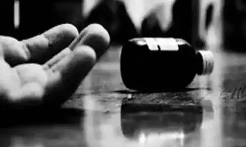 విషాదం : చుట్టుపక్కల వాళ్ల‌ వేధింపులు.. కుటుంబ‌మంతా విషం తాగి..