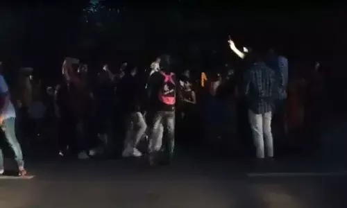 పెళ్లికి వెళుతూ రోడ్డుపై డ్యాన్స్.. ఇంతలో ఘోరం..