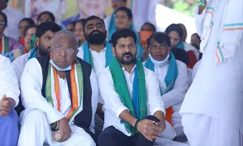 రైతుల చేతికి సంకెళ్లు వేసిన ఏకైక ముఖ్యమంత్రి కేసీఆర్‌