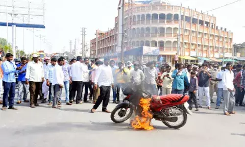 చలాన్ల వేధింపులు తట్టుకోలేక.. నడిరోడ్డుపై బైక్కు నిప్పు