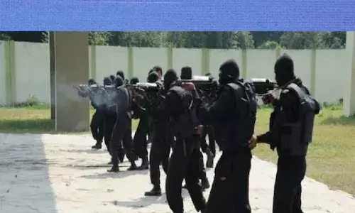 ప్రధాన మంత్రి సెక్యూరిటీగా ఉన్న కమాండో పర్స్ కొట్టేశారు