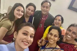 శశి థరూర్ సెల్ఫీ.. వివాదాలకు కేరాఫ్ శశి థరూర్ సెల్ఫీ.. వివాదాలకు కేరాఫ్