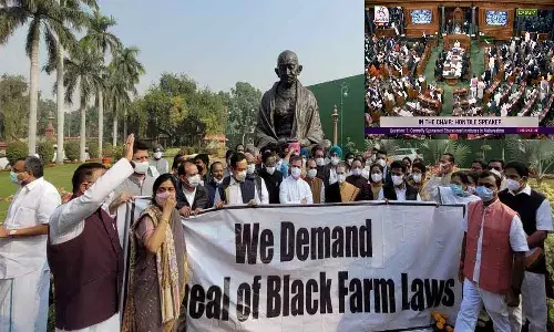 తొలి రోజే రభస.. పార్లమెంట్ ఎదుట సోనియా గాంధీ నిరసన