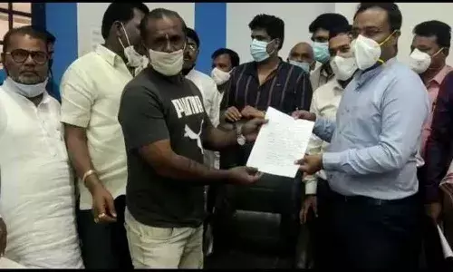 నాకేం కాదని హామీ పత్రం ఇవ్వండి.. అప్పుడే వ్యాక్సిన్ వేయించుకుంటా.!