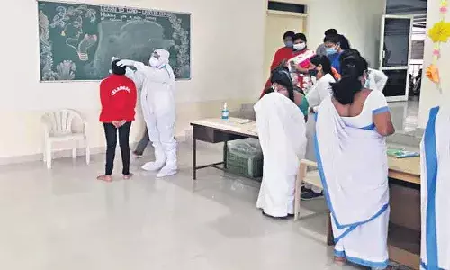 ముత్తంగి గురుకులంలో.. 25 మంది విద్యార్థినిలకు అస్వస్థత