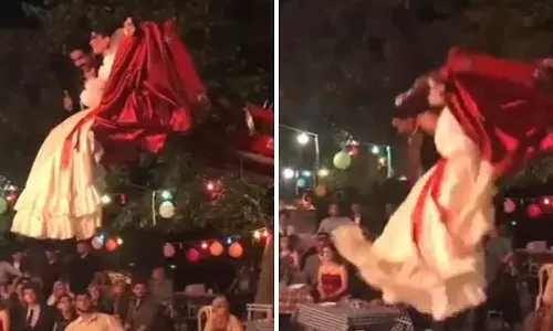 జేసీబీతో పెళ్లి మండపం లోకి అడుగు పెట్టాలని అనుకున్నారు.. కానీ ఏమైందంటే..