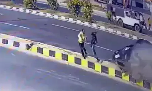 విషాదం : చావును తప్పించుకోడానికి డివైడర్ మీదకు వెళ్లినా కూడా..!