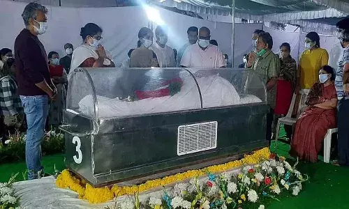 సిరివెన్నెలకు ప్రముఖుల నివాళి.. తనికెళ్ల భరణి తీవ్ర భావోద్వేగం