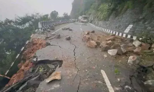 తిరుమలలో విరిగిపడుతున్న కొండ చరియలు.. రెండో ఘాట్రోడ్ మూసివేత