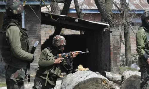 పుల్వామాలో ఎన్‌కౌంటర్‌.. జేఈఎం కమాండర్ హ‌తం