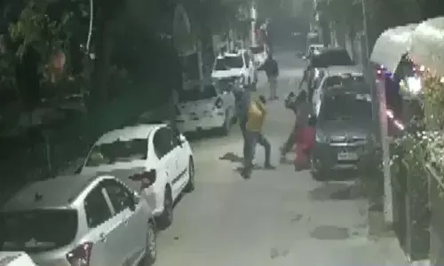 షాకింగ్ : యువతులను నడి రోడ్డుపై చితకబాదారు