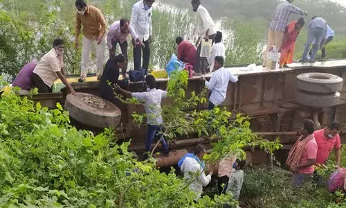 బైక్ను తప్పించబోయి చెరువులోకి దూసుకువెళ్లిన ఆర్టీసీ బస్సు.. 28 మంది ప్రయాణీకులు