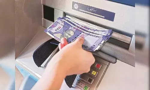 ఏటీఎంలో డబ్బులు  విత్ డ్రాలు చేస్తున్నారా.. జర సూసుకోండి