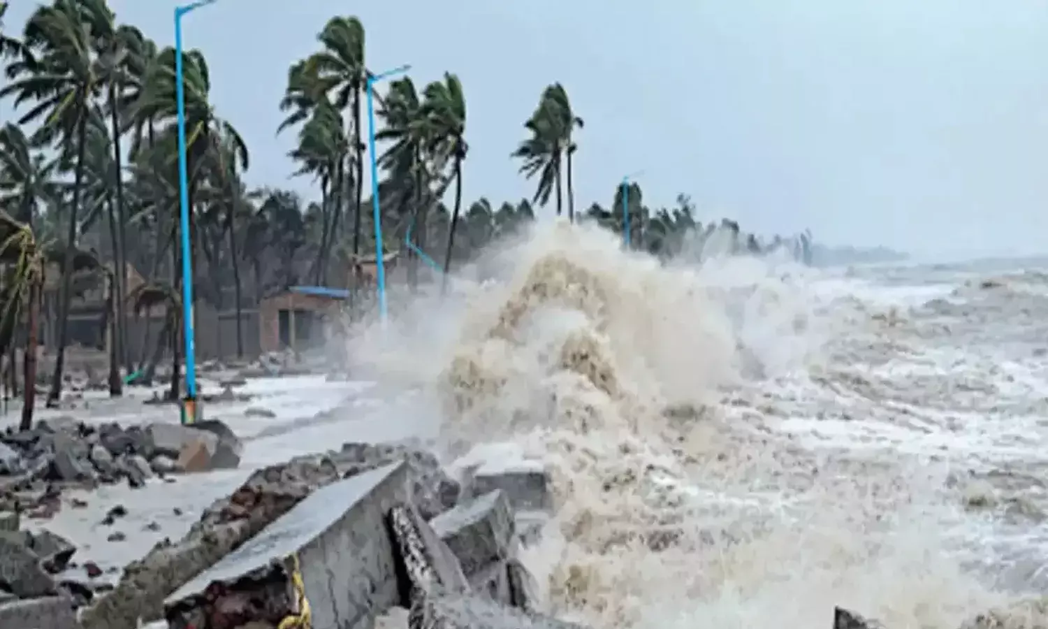 లోత‌ట్టు ప్రాంతాల ప్ర‌జ‌లు అప్ర‌మ‌త్తంగా ఉండాలి : ఏపీ విప‌త్తుల నిర్వ‌హ‌ణ క‌మిష‌న‌ర్‌