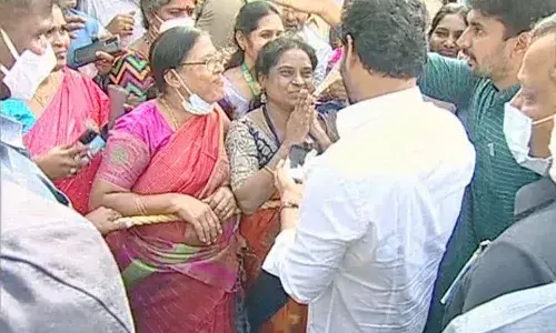 సీఎం జగన్ 2వ రోజు వరద పర్యటన.. తిరుపతిలో వరద బాధితులకు పరామర్శ