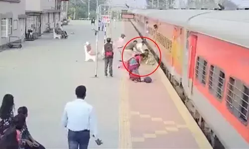 వేగంగా కదులుతున్న రైళ్లోంచి దూకి.. రైలు కింద పడబోయిన మహిళ..  కాపాడిన ఆర్పీఎఫ్ ఎస్ఐ