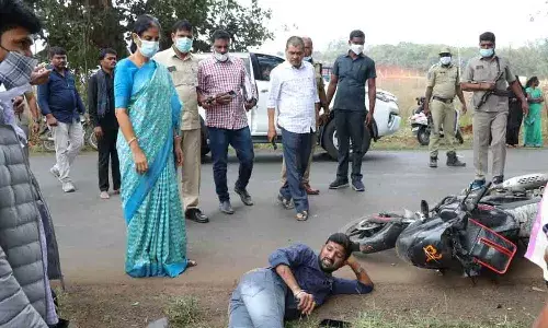 వికారాబాద్లో రోడ్డు ప్రమాదం.. మానవత్వం చాటుకున్న మంత్రి సబితా ఇంద్రారెడ్డి