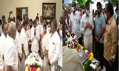 రోశ‌య్య భౌతిక కాయానికి సీఎం కేసీఆర్, సీజేఐ జ‌స్టిస్ ఎన్వీ ర‌మ‌ణ‌ నివాళి