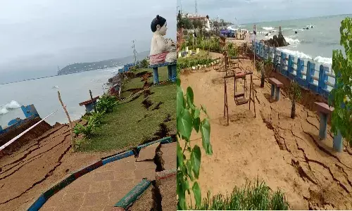 ముందుకొచ్చిన సముద్రం.. ఆర్కే బీచ్లో పర్యాటకులకు నో పర్మిషన్