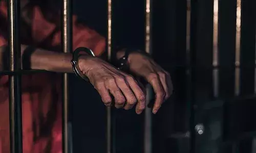 పోలీసుగా అవతారం ఎత్తిన గ్యాంగ్ స్టర్.. అమ్మాయిలతో మెసేజీలు, వీడియో కాల్స్ చేయిస్తూ..