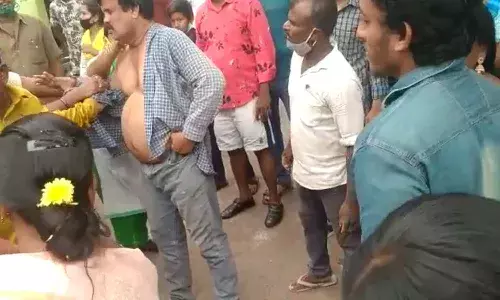 పుస్తకాలు, పెన్నులు ఎరచూపి బాలికలపై అఘాయిత్యానికి పాల్పడుతున్న వ్యక్తికి దేహశుద్ధి చేసిన మహిళలు