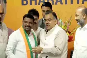 బీజేపీ తీర్థం పుచ్చుకున్న తీన్మార్ మల్లన్న.. కేసీఆర్ కుటుంబంపై తీవ్ర వ్యాఖ్యలు బీజేపీ తీర్థం పుచ్చుకున్న తీన్మార్ మల్లన్న.. కేసీఆర్ కుటుంబంపై తీవ్ర వ్యాఖ్యలు