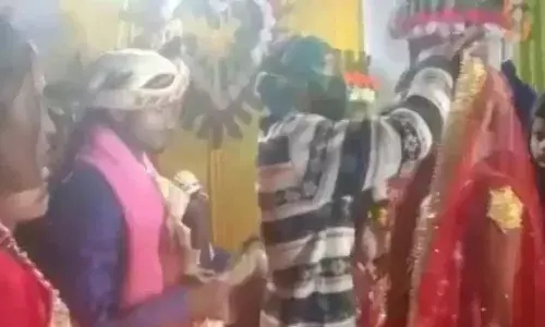 ప్రేయసి పెళ్లిలో మాజీ ప్రియుడి ఎంట్రీ.. దండలు మార్చుకుంటుండగా మధ్యలో దూరి